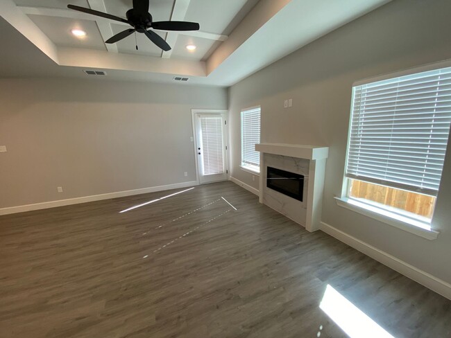 Building Photo - Luxury Townhome (Frenship ISD)