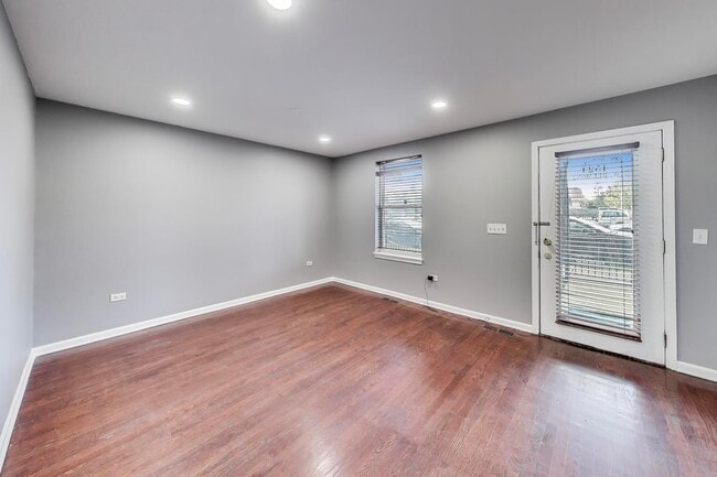 Building Photo - 4524 W Belmont Ave
