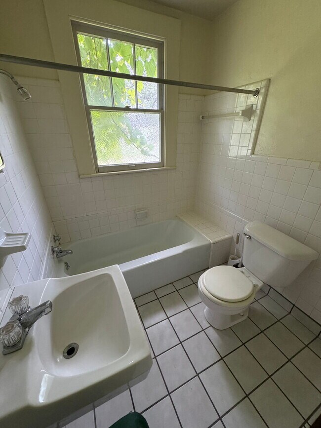 Building Photo - Gorgeous 2 Bedroom 1 Bathroom Single Family Home Located in the Heart of Midtown! Includes Hardwo...