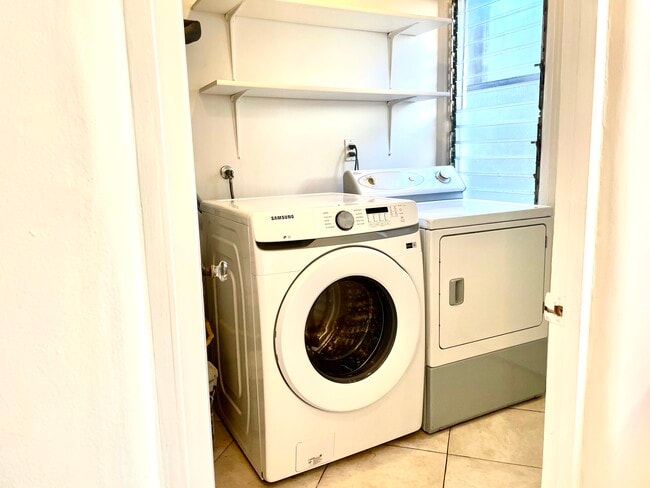 Private in-unit washer/dryer (not shared with other units) - 545 N Vista St