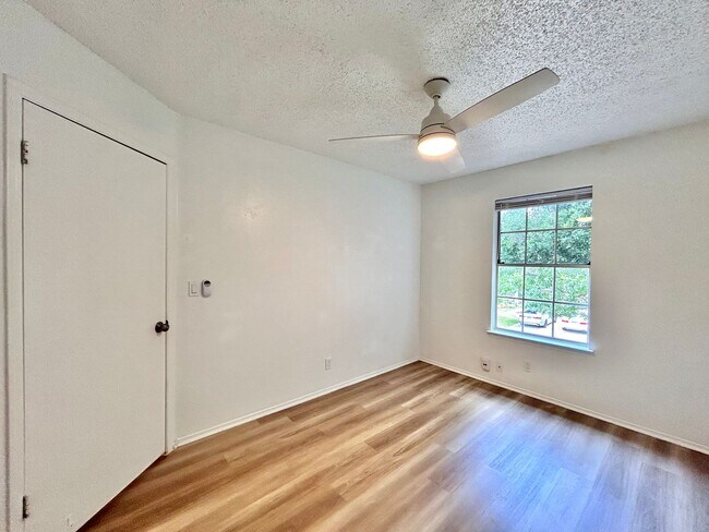 Building Photo - Spacious 3BR/2.5BA Two-Level Home with Fen...