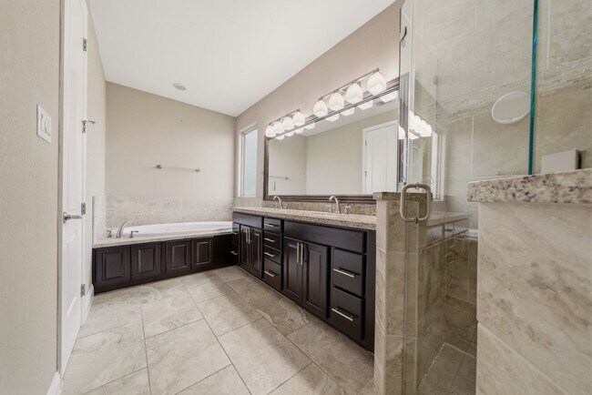 Building Photo - 1113 W 18th St