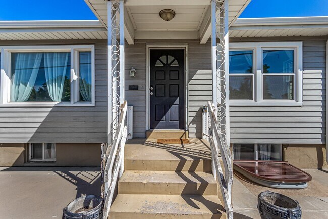 Building Photo - Lovely three bed / one bath home for rent