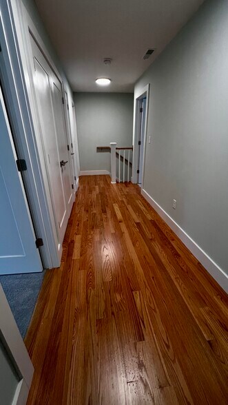 Building Photo - 5 Indian Valley Rd