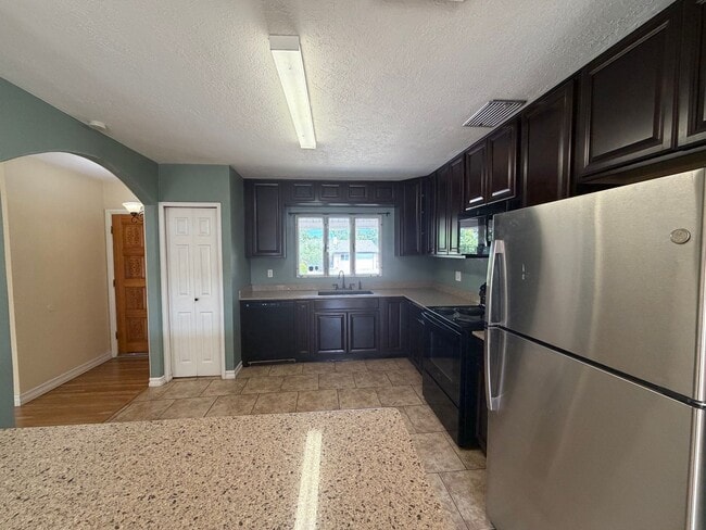 Building Photo - Spacious 4 Bedroom 2 Bathroom Home In The NE Heights!