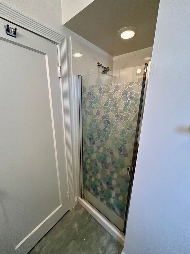 Building Photo - Spacious 2bd/1bth Upper Flat With Beautiful Views