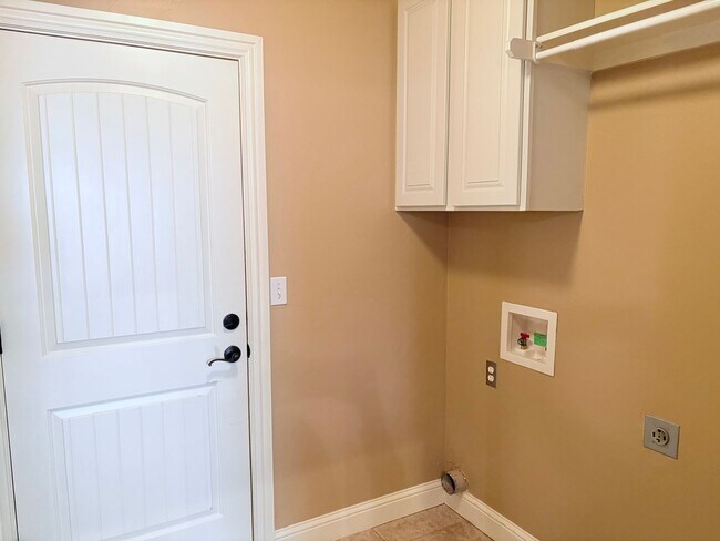 Building Photo - Large four bedroom home in Edmond