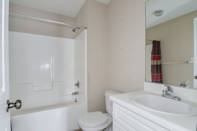 Building Photo - End Unit Townhome!