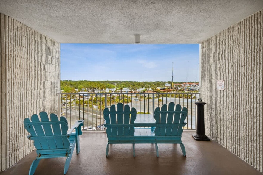 Building Photo - 8817 S Thomas Dr