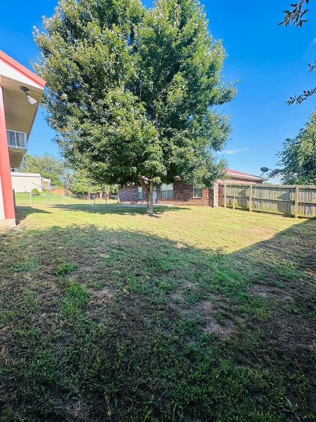 Building Photo - 476207 E 1094th Rd, Roland, OK 74954