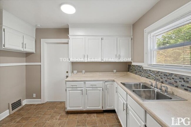 Building Photo - 2030 Wyndhurst Rd