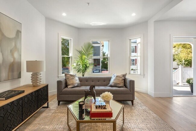 Building Photo - 27 Saxton St