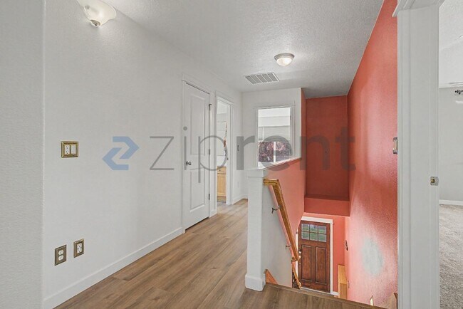 Building Photo - 132 NE 63rd Ave
