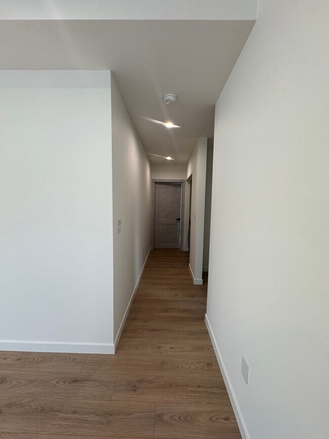 Building Photo - Spacious 1000 Sq. Ft. First-Floor Back ADU...