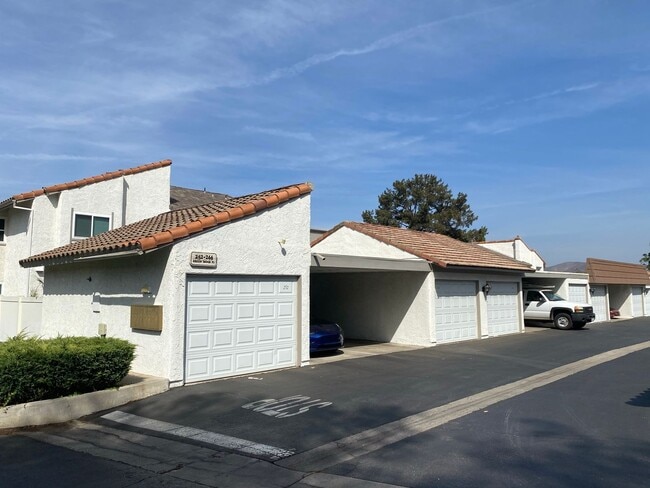 Building Photo - 3 bed, 2 1/2 bath two story townhome in Th...
