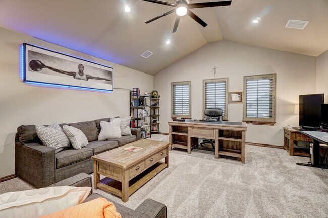 Building Photo - 4009 NE Realtree Dr