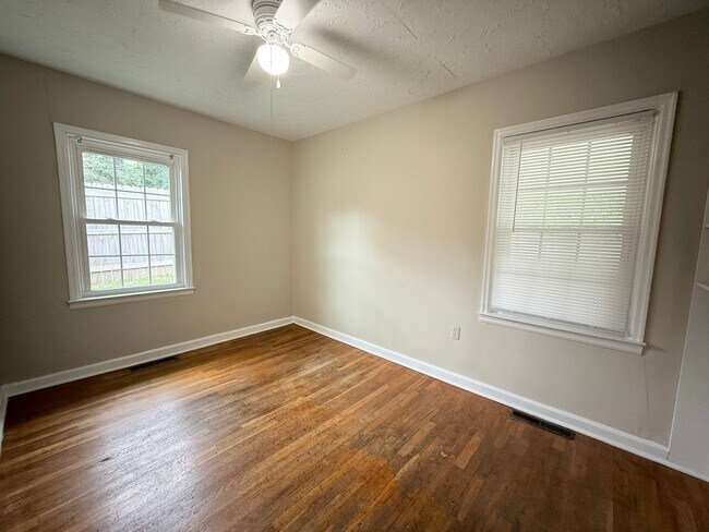 Building Photo - 112 Bellevue Dr