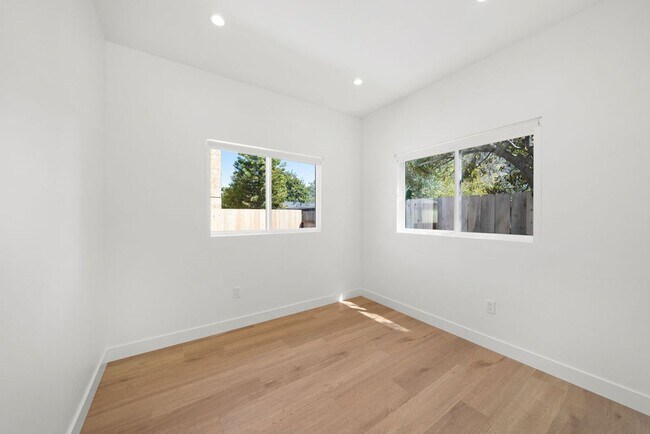 Building Photo - Ramona 319-321