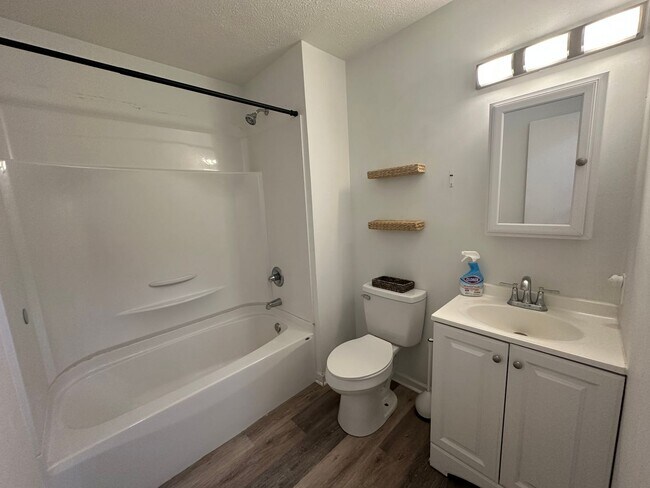 Building Photo - Country Place Townhomes - Off Lakeside Drive