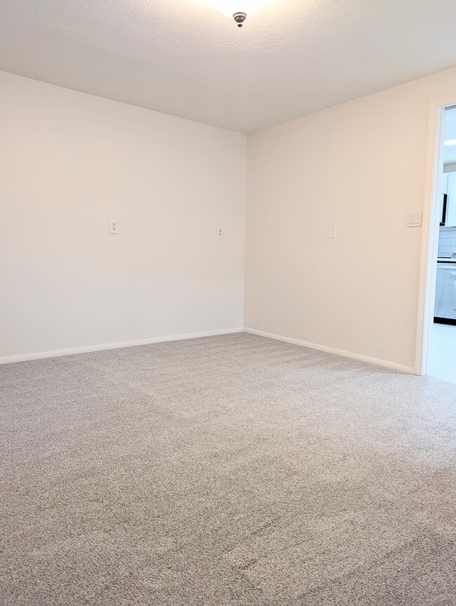 Building Photo - 18 E 900 S