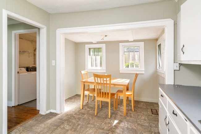 Building Photo - 2823 Island Home Ave