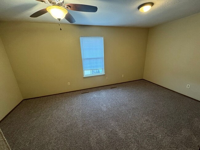 Building Photo - 2 bedroom 1.5 bath home in a great location!