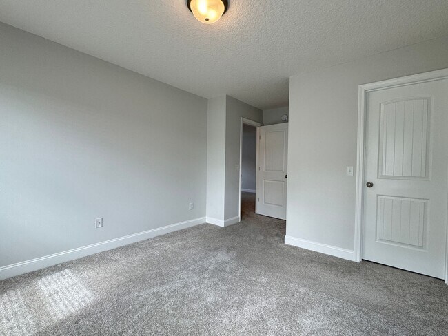 Building Photo - AVAILABLE SEPTEMBER 2025 [PET FRIENDLY]