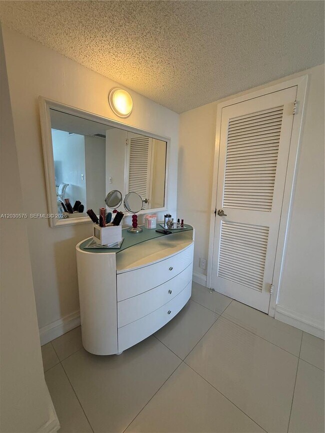 Building Photo - 3140 S Ocean Dr