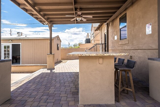 Building Photo - 928 E 6th St