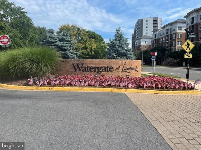 Building Photo - 205 Yoakum Pkwy