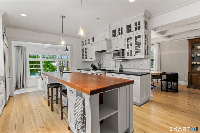 Building Photo - 3 Riverview Rd