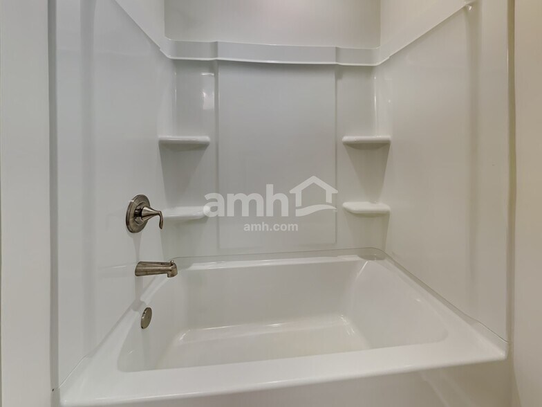 Building Photo - 5005 Hudson Vly Dr