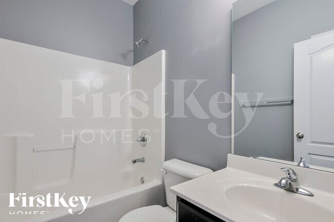 Building Photo - 221 Lonepine Dr