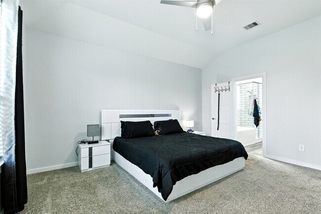 Building Photo - 14245 Lake Lodge Dr