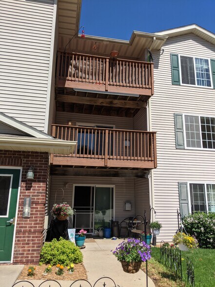 Building Photo - 1000 Duchess Dr