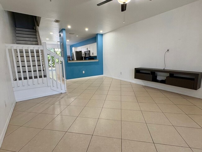 Building Photo - Cozy 3/2.5 Townhome in Convenient Location
