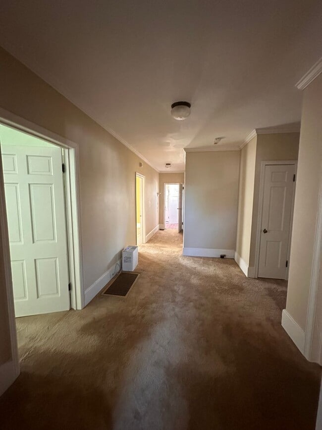 Building Photo - 3 Bed 2 Bath Brick Home with Fenced in Backyard and Additional Living Space