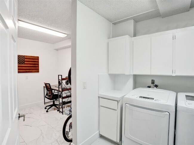 Building Photo - 6073 Balboa Cir