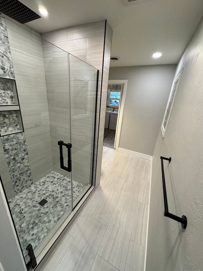 Building Photo - Fully Renovated 4 Bed Home w/ Fenced Backyard, W/D's in Unit.