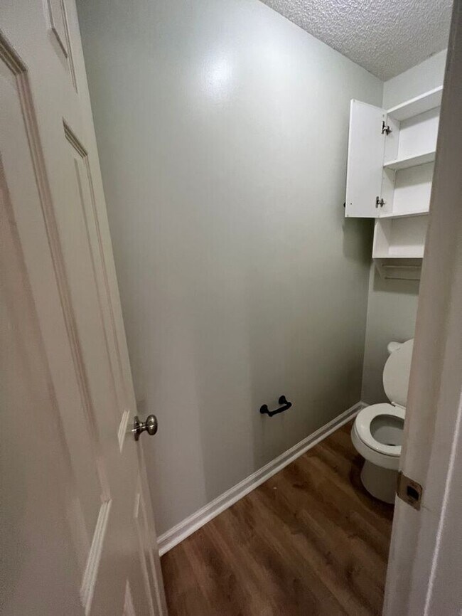 Building Photo - Breezewood Condo, 2 Brd/2bath Screen Porch! LVP wood flooring, Center of Wilmington!