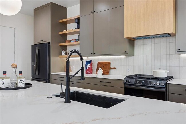 Building Photo - 4416 S 1st St