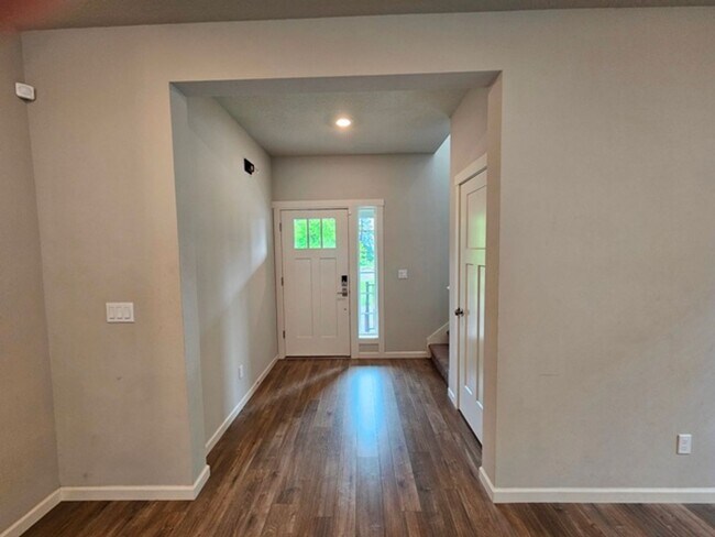 Building Photo - 5Bd/3Ba Two Story House - For viewing!