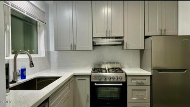 Building Photo - 2143 N Windsor Ave