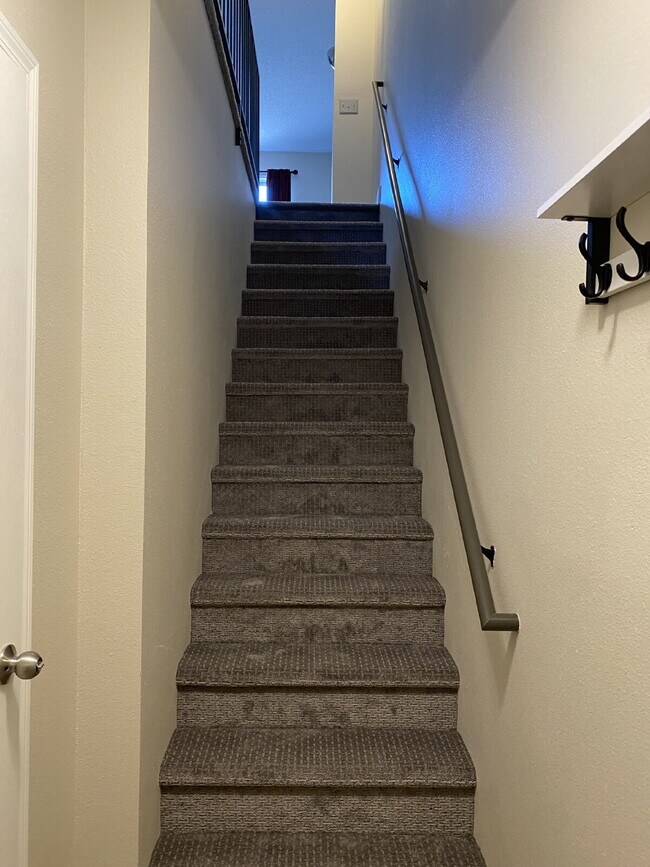 Building Photo - PENDING APPLICATION. **Move in Specials, $$ off rent!* *Beautifully remodeled townhome near Cherr...