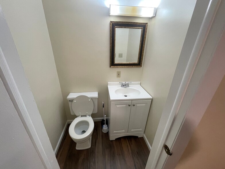 Half bath - 223 Oakwood Ave