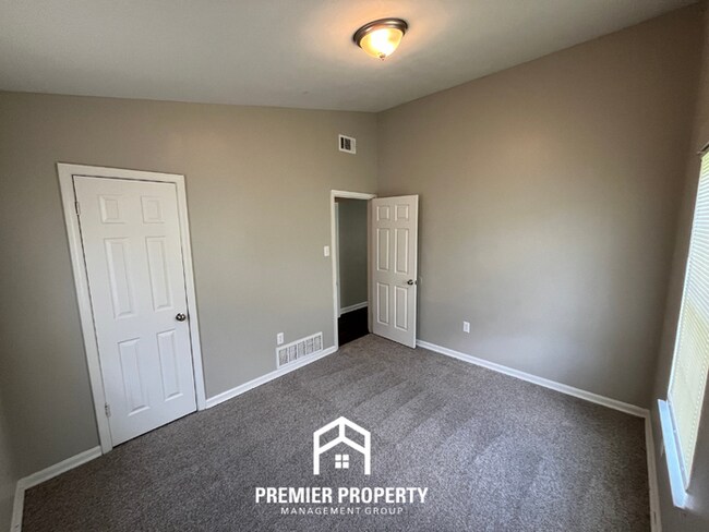 Building Photo - Charming 4BR/1BA Southwest Memphis Home | Vaulted High Ceilings & Large Fenced Yard