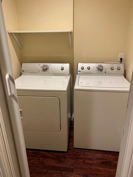 Building Photo - 3024 E Carey Ave