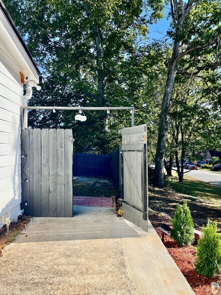 Building Photo - 2074 Flint Hill Dr