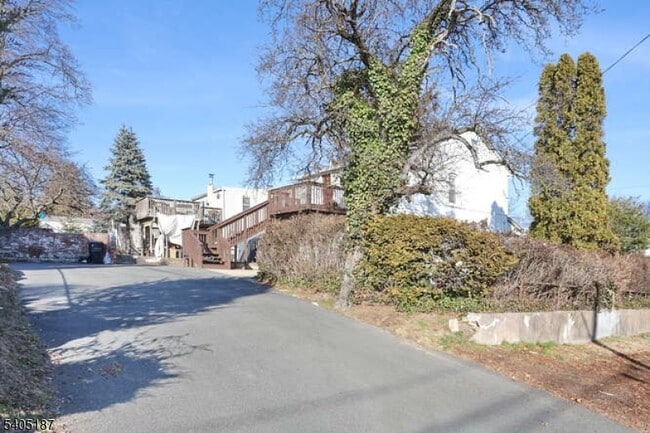 Building Photo - 68 Mohawk Ave