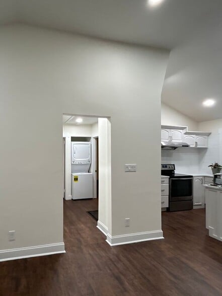 Building Photo - 470 Barnes Mill Dr